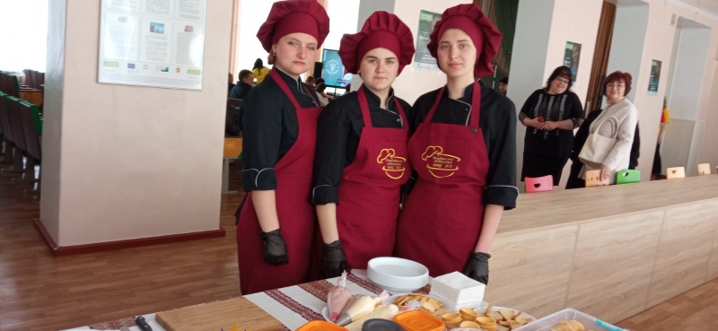 4 Юні майстрині кулінарної справи Оваднівського ТВСВ Олеся Оніщук, Надія Данилюк, Надія Глух