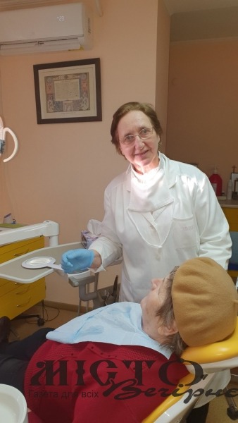 У цей важкий час лікар-стоматолог Ірина Мельник здійснює внесок у перемогу тим, що безкоштовно знімає гострий біль військовим, переселенцям та тим, хто цього потребує  