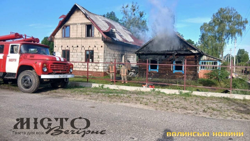 «Не залишилося нічого»: на Волині багатодітна сім’я втратила два будинки через пожежу - новини Володимир-Водинського «Не залишилося нічого»: на Волині багатодітна сім’я втратила два будинки через пожежу