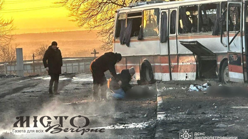 РФ дроном вдарила по автобусу з шахтарями: загинули 16 людей 
