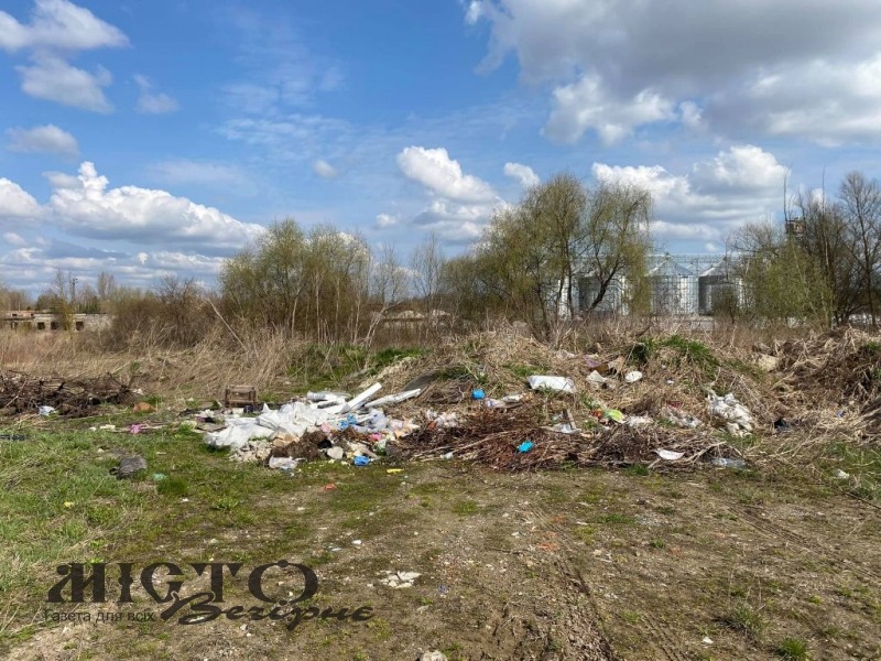 У Володимирі розростається стихійне сміттєзвалище на вулиці Наталії Ужвій 