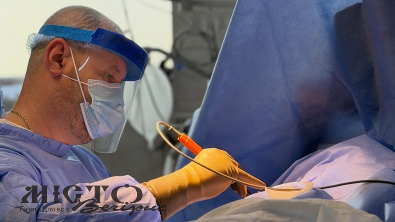 У Нововолинську лікарі врятували ногу пацієнту після складного перелому стегна 