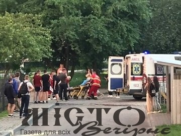 У Луцьку під час «дворових розбірок» підлітку встромили ножа в спину 