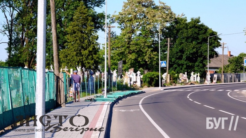 У Володимирі замінюють стару огорожу Лодомирсього кладовища  