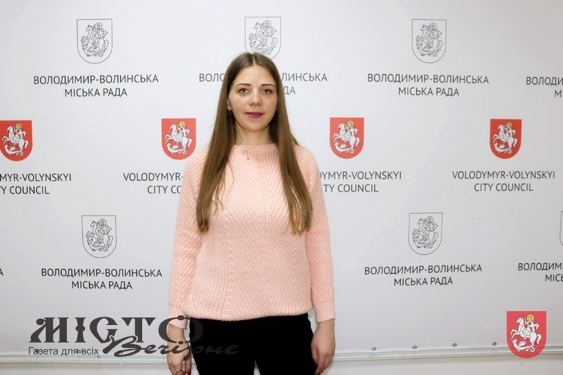У результаті конкурсу комісія рекомендуватиме міському голові Володимира призначити на посаду головного спеціаліста відділу міжнародної діяльності та туризму Валерію Корнієнко 