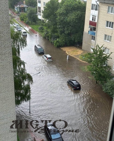 У Володимирі вирувала буря: затопило вулиці, вітер поламав дерева 