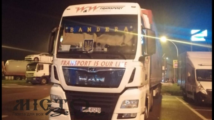 Поляки навісніють через водія-далекобійника з України, який їздив Європою на ванжажівці з банером «BANDERA»  