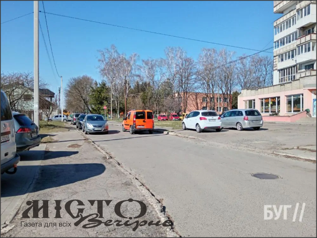 Заборонений в’їзд і вузька дорога не зупиняють хаос біля школи №3 у Володимирі 