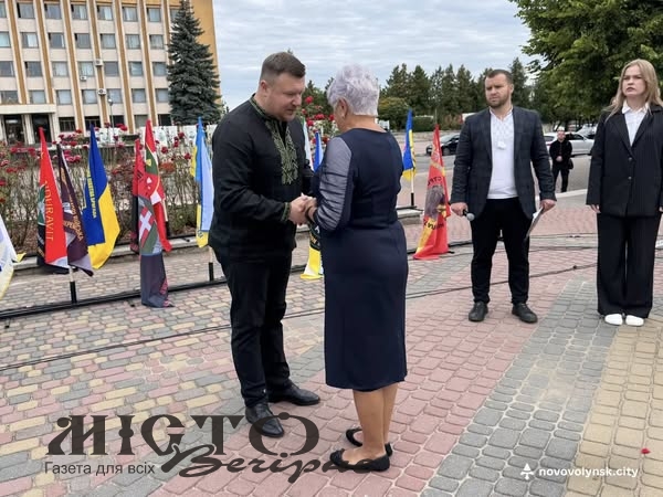 Родинам загиблих воїнів вручили звання «Почесний громадянин Нововолинської громади» 