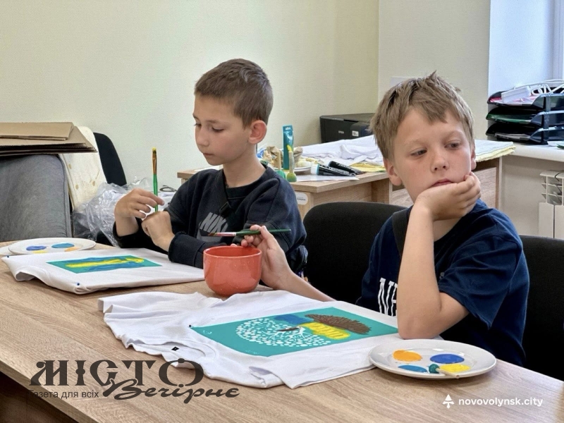 Діти з інвалідністю розмалювали футболки для іноземних партнерів Нововолинська 