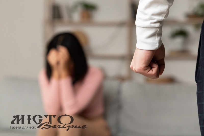 Шарпання, лайка, забирання взуття: як суд покарав домашнього кривдника у Нововолинську 