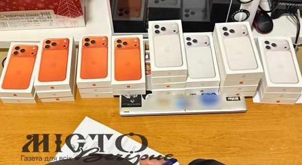 В «Устилузі» затримали жінку з 23 iPhone на 1,6 мільйона гривень: сховала між продуктами 