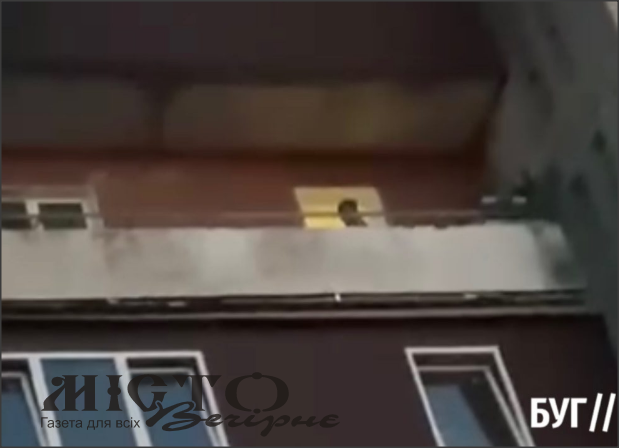 У Нововолинську неповнолітні кидають з балкона на перехожих горіхи та картоплю 