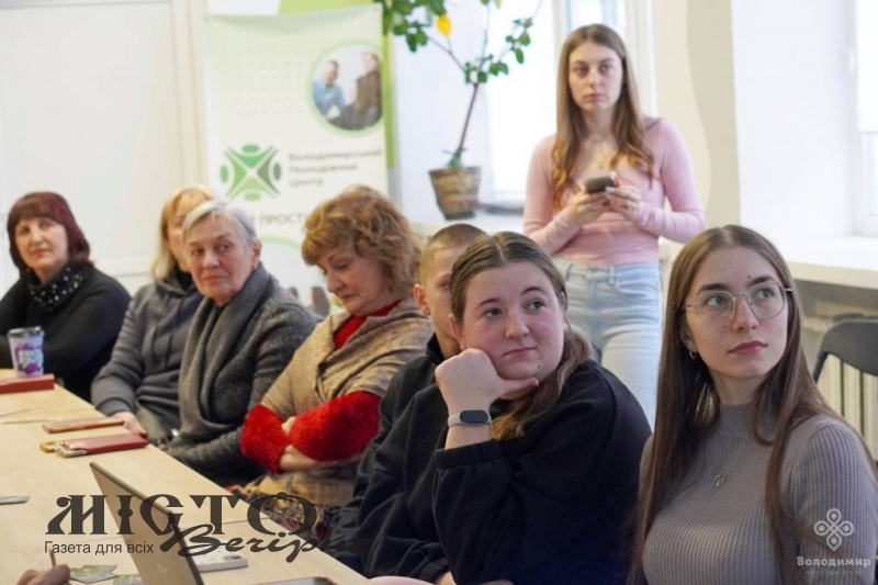 У Володимирі вчили в’язати адаптивні шкарпетки для захисників: майстер-клас від Юлії Слюсарук 