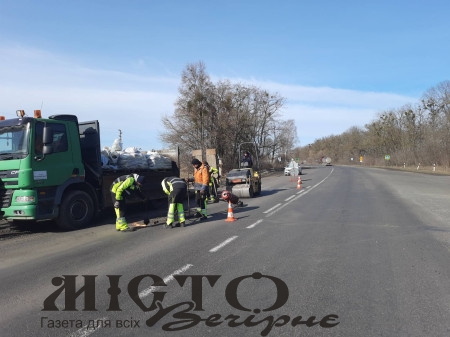 На волинських автошляхах триває ямковий ремонт 