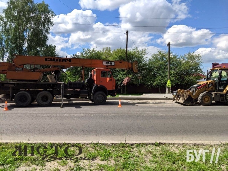 На вулиці Устилузькій у Володимирі демонтують старі зупинки 