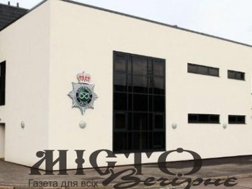 В Британії зловмисники випадково подзвонили в поліцію, коли грабували будинок 