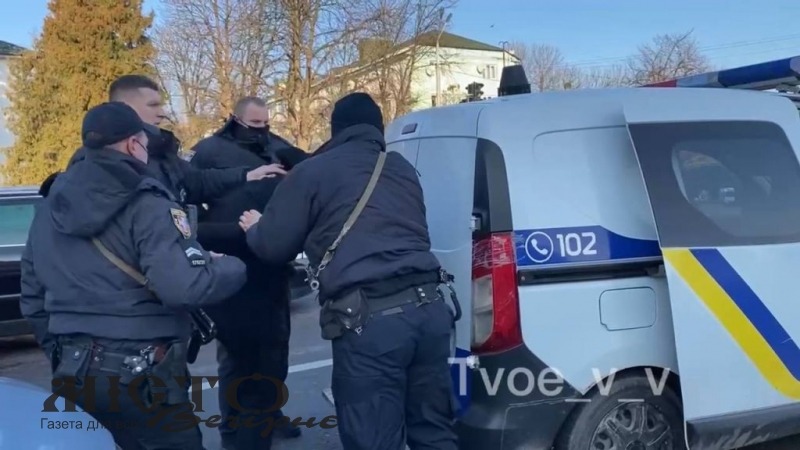 У Володимирі зупинили водія з ознаками сп’яніння, чоловік чинив опір правоохоронцям 