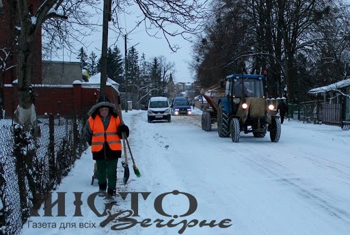 Для очищення вулиць Володимира від снігу використали 20 тонн піщано-сольової суміші за добу 