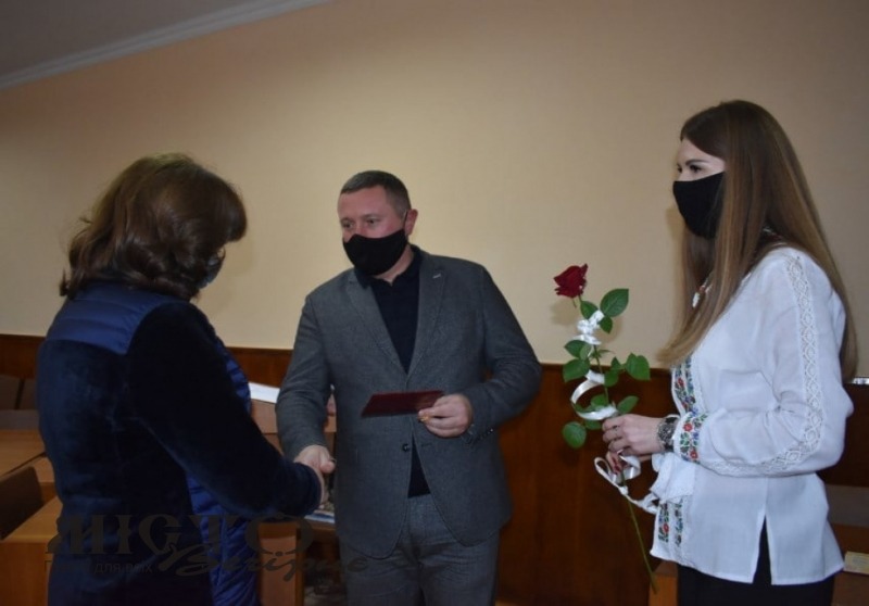 Шістьом жінкам з Володимир-Волинського раойну присвоїли почесне звання «Мати-героїня». 