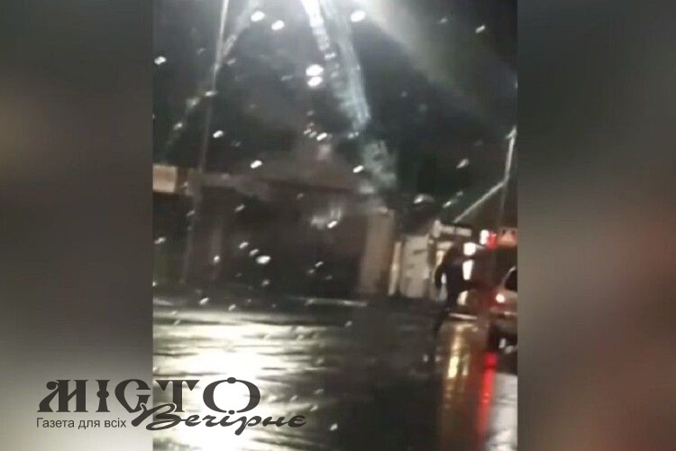 У Володимирі-Волинському зафільмували двох чоловіків, які посеред ночі шкодили проїжджаючі машини 