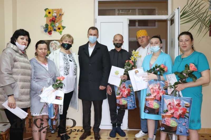 У Володимир-Волинському пологовому відділені привітали породіль із Днем матері 