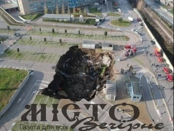 В Італії на території лікарні провалилася земля: вирва поглинула кілька автівок 