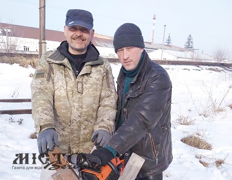 Володимир Сараванський і Тарас Книш допомагають одиноким підопічним  в роботі по господарству.