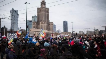 У Варшаві на протести вийшли тисячі противників закону про аборти 