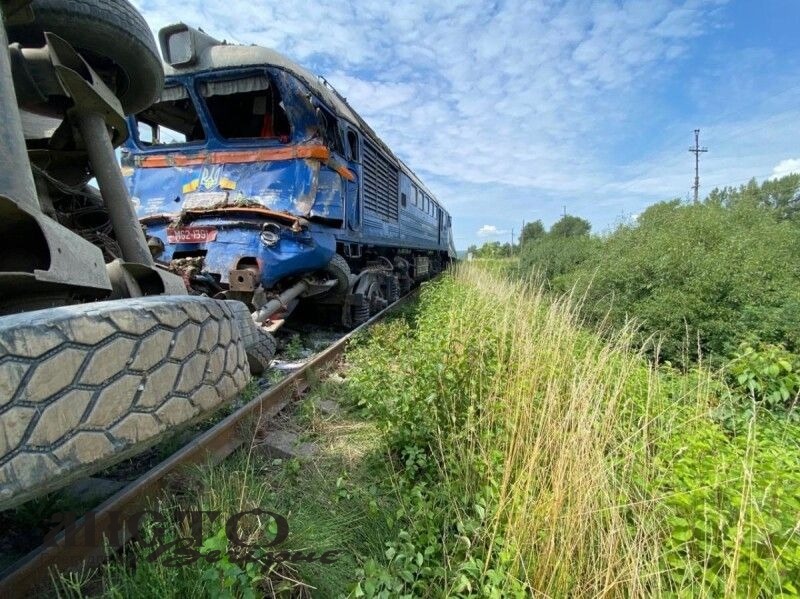 На Закарпатті зіткнулися пасажирський поїзд і вантажівка 