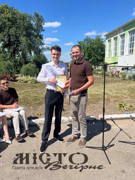 У Локачах випускника з результатом 200 балів на НМТ відзначили премією 