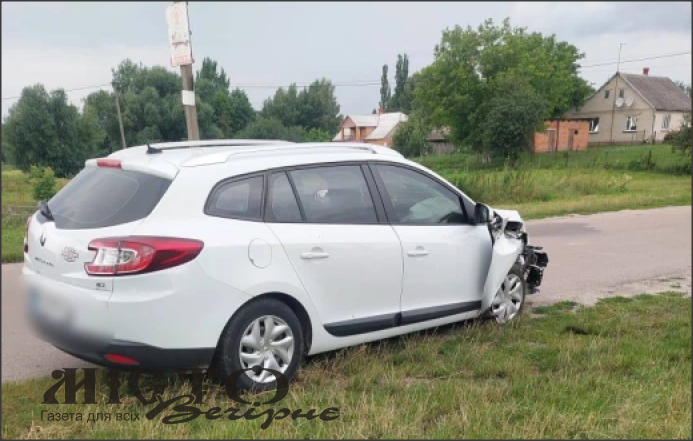У селі Затурці легковий автомобіль вʼїхав в електроопору 