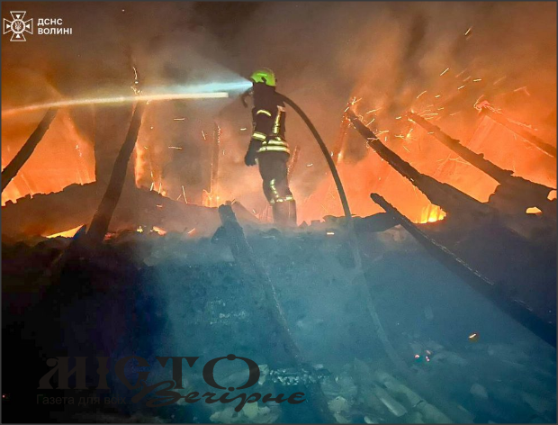 В Іваничах горів гараж 