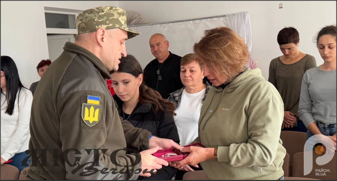 У Затурцівській громаді дружині загиблого військово Руслана Чабана передали посмертну нагороду 