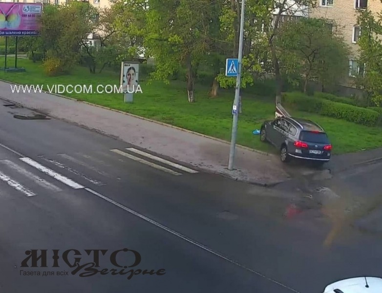 У Володимирі авто вилетіло на газон та знесло банер 