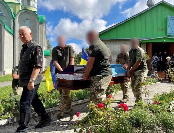 Мешканці Нововолинська попрощалися із загиблим Олександром Наумюком 
