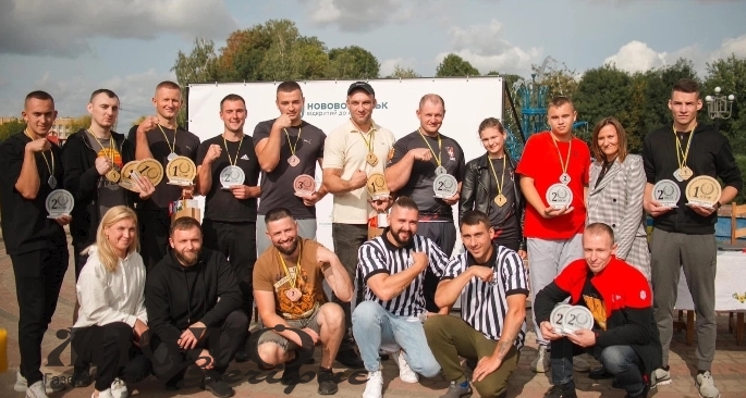 У Нововолинську пройшли благодійні змагання з армрестлінгу 