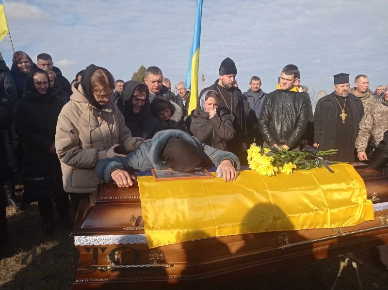 Мешканці Іваничівської громади провели в останню дорогу загиблого Героя Миколу Трачука 