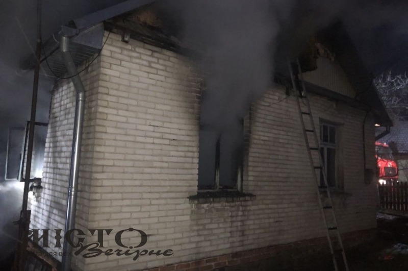 У Володимирі трапилася пожежа: з задимленого будинку врятували двох пенсіонерів 