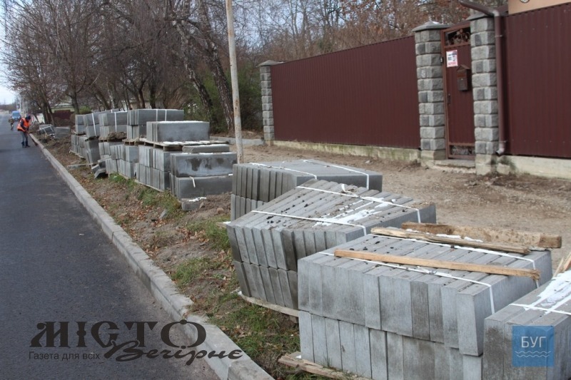 У Володимирі на вулиці Незалежності  почали ремонтувати тротуари 