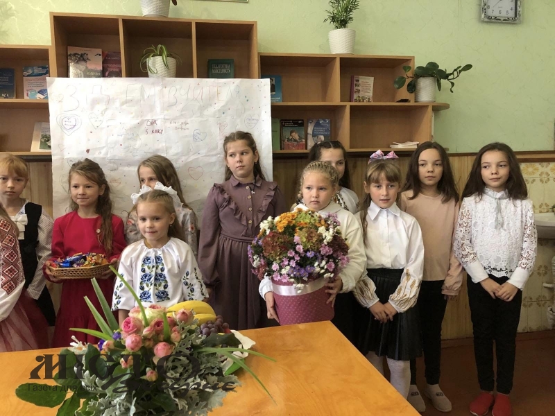 У Затурцівському ліцеї привітали вчителів та вчительок зі святом 