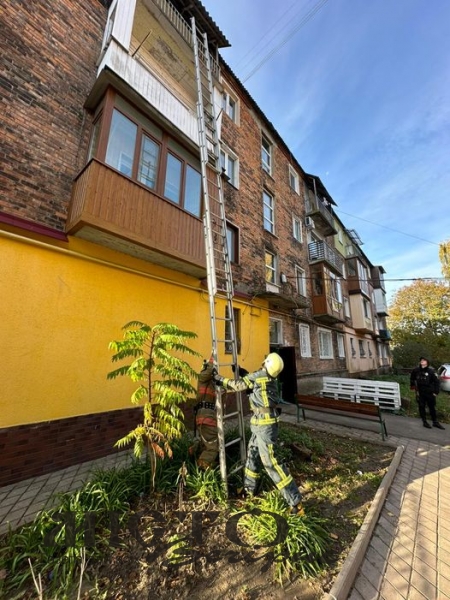 У Нововолинську рятувальники аварійно відчинили двері до квартири, де перебувала пенсіонерка 