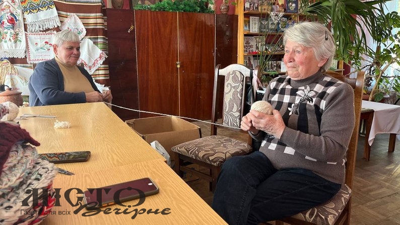 За три роки війни жінки волонтерського центру в Іваничах зв’язали 2700 пар шкарпеток 