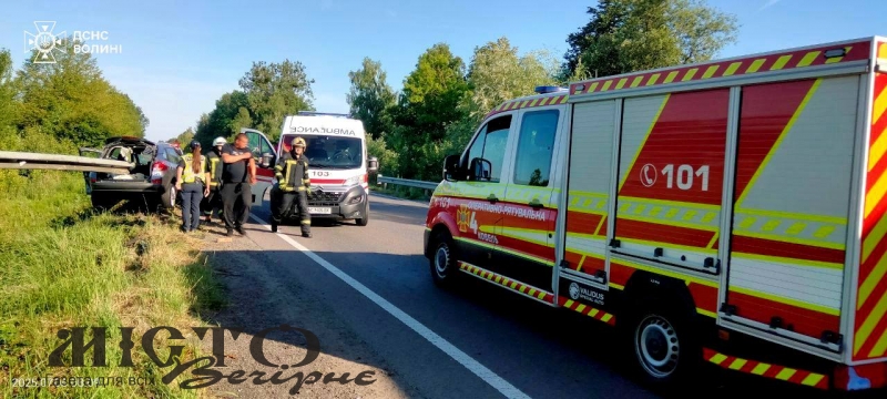 Аварія біля Володимира: водія з автівки деблокували рятувальники, він у важкому стані 