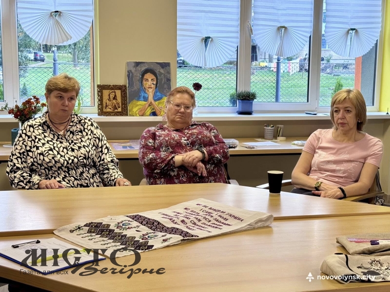 Рідні полонених та зниклих безвісти військових з Нововолинської громади вишивають «Рушник надії» 