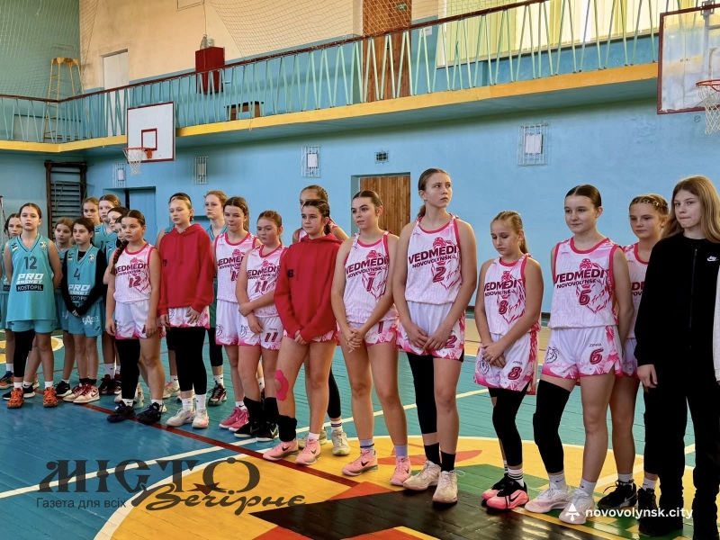  У Нововолинську ліцей №1 отримав новий інвентар для баскетбольної команди 