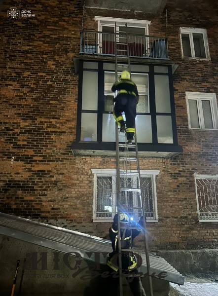 У Нововолинську рятувальники визволили чоловіка, який потребував допомоги 