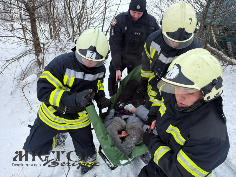 На трасі Володимир-Нововолинськ перекинувся бус: постраждали шестеро людей 