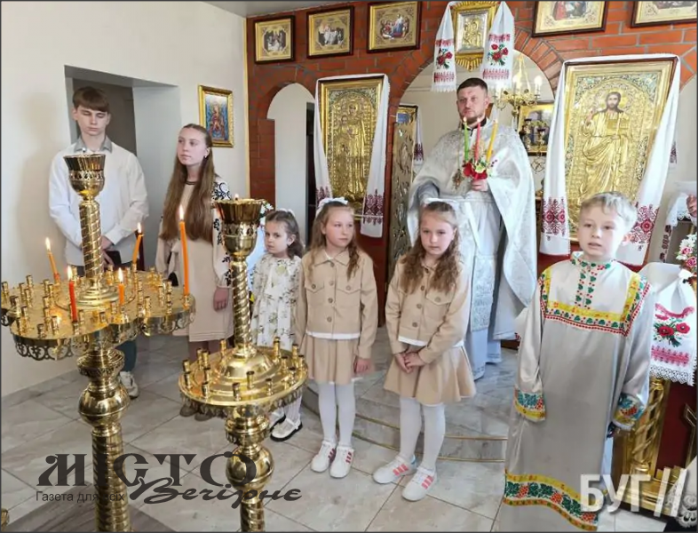 Маленькі парафіяни Пантелеймонівського храму ПЦУ привітали жителів Іванич з Великоднем 