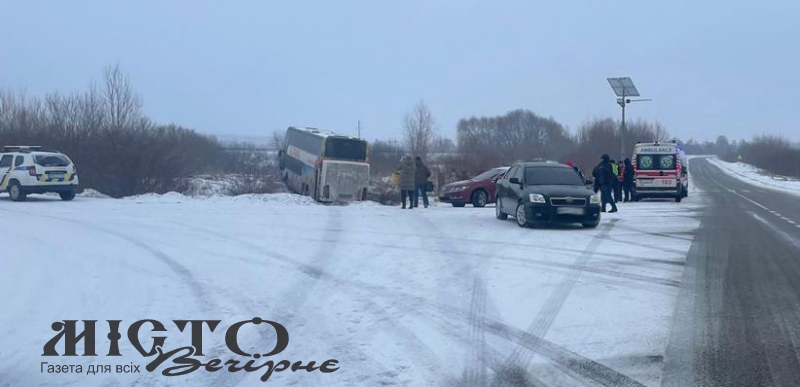 Жахлива ДТП на трасі «Луцьк-Львів»: автобус з пасажирами вилетів у кювет 